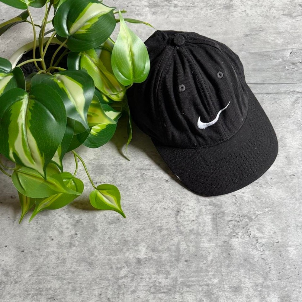 Vintage 90s Nike black cap with white swoosh